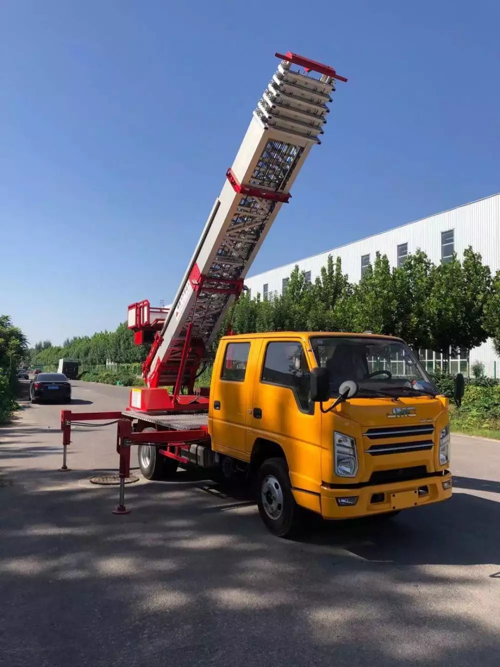 分宜县附近的云梯车出租服务：轻松解决高空作业需求